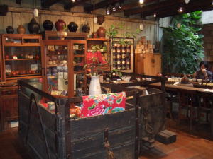 5月13日店内左側