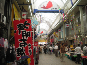 明石の有名な市場、魚の棚(うおんたな)と呼ばれる商店街の中。両側に魚屋さんやそれらの加工食品を売るお店がずらりと。有名なのは明石焼きのお店ですね。この中に何軒も入っています。