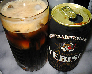エビスビールの黒缶。グラスに注がれた黒いビールには、しっかり氷が浮いています。
