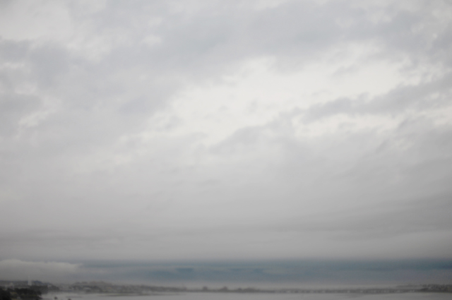 海は荒れて空は厚く覆われた暗い雲一色でした。浜松の国道1号線バイパスの路肩から海岸一部と空を撮りました。画面下の一部だけ海の蒼さが残り、空の雲模様が写ってます。