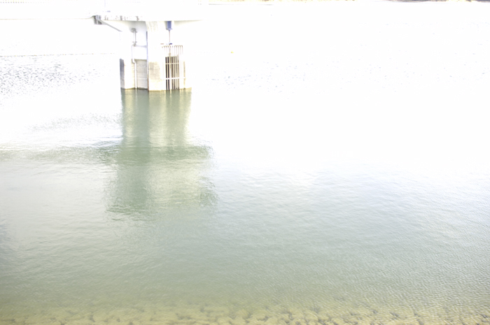 貯水池に何をする為かは解らない塔があり水面に写っていました。まだ少し肌寒い日ですが、初夏っぽい水面の色をイメージして淡い青色になってます。ほんとうは緑の濃い水なんですけどね♪