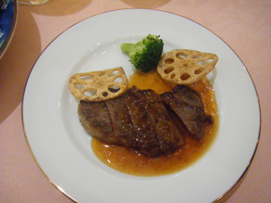 ステーキ。牛フィレかしら?