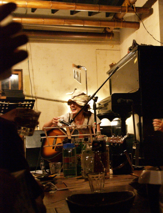 e0089001_2328476.jpg