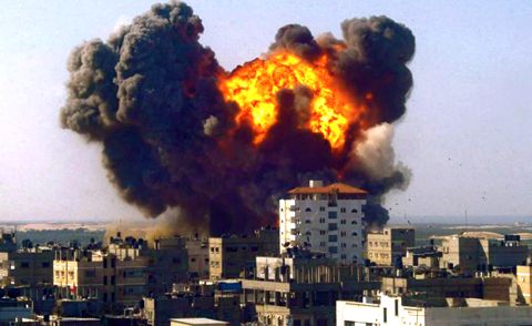 ガザ空爆  着弾の瞬間映像