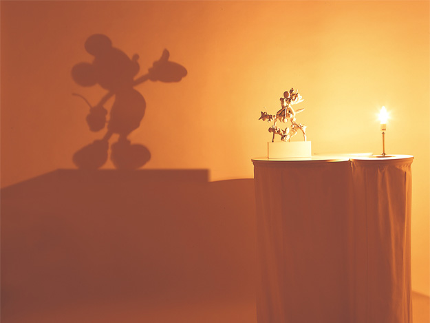 光を当てると影がミッキーマウスに