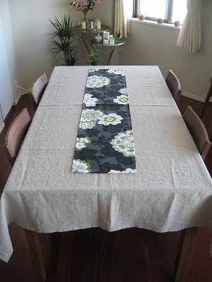 テーブルクロスの作り方 テーブルランナーの作り方まとめ 手作りテーブルクロスの作り方 1 2 Diyナビ テーブル 図面 Diyナビ
