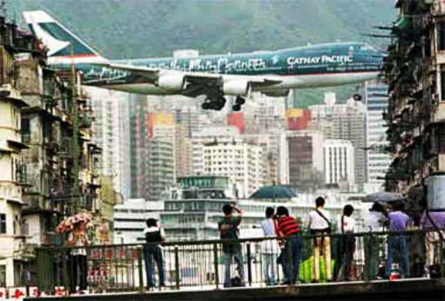 惊险!波音747客机 拐弯 侧风降落香港启德机场.