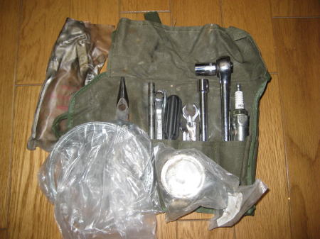 最低限の修理用工具が収められたツーリング用ロールケース