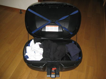 衣類やタオルが詰め込まれたベスパ用トップケースの中身