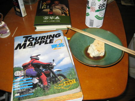ツーリングマップとビール・豆腐で晩酌準備中の様子