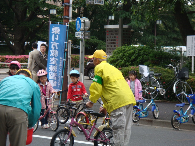 神宮外苑で専門のインストラクターが ...