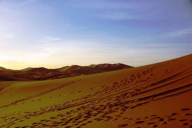 砂漠に日の出