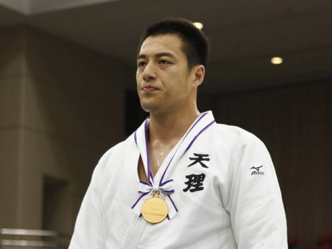 Джудо шампион натръшка 10 поредни опонента