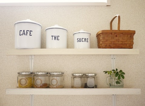 warm home* : キッチンの棚 : 【おうちカフェ計画】お洒落で便利なキッチン棚と小物使いのコツ #DIY #カントリー #ホワイト