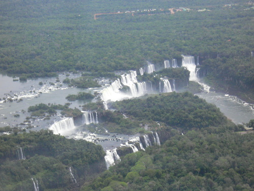空からの望むイグアスの滝