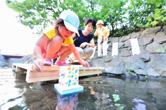 二ヶ領用水で夏の想い出、灯篭流し　市川毅さん　二ヶ領用水で撮影