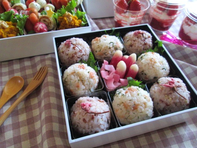 桜イメージにぴったり!華やかで優しい色味にこだわったおにぎり2種