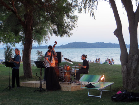 湖に夕日とジャズを愛でる夕 - イタリア写真草子