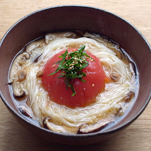 インパクト大!トマトを浮かべたそうめんアレンジメニュー
