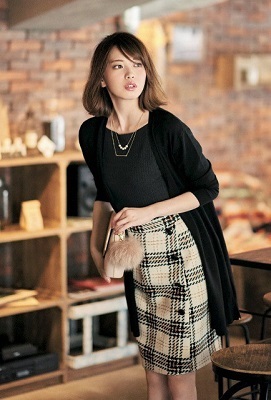 黒いニット×チェックのスカートでオフィスカジュアルなファッションの宮田聡子