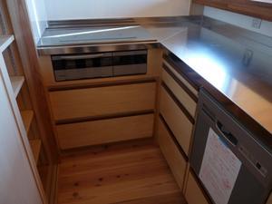 オーダーのキッチンは使いやすいようにカスタマイズができる - tsekkei（しぞーか）静岡市の木組みの家
