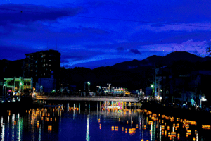 夏の夜の彩り - 長い木の橋