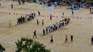 この町の運動会、多くの住民が参加してにぎやか - 