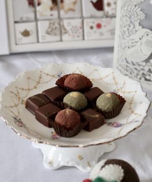 クリスマスのチョコレートはポーセラーツ の作品で楽しみたい - ロンドン・お菓子のある暮らし　At Chika