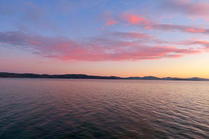 日は落ちてピンクに染まる雲と湖、パッシンニャーノ - イタリア写真草子