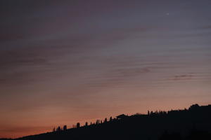 桃色の冬至の空暮れて近づく土星・木星 - イタリア写真草子