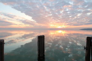 日が沈み茜色そして灰色トラジメーノ湖 - イタリア写真草子