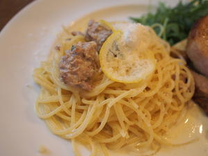 【goo ITALIANO（グーイタリアーノ）】スパゲティ サルシッチャのレモンクリームソースとポルケッタ - SAMのLIFEキャンプブログ Life is camping!