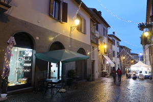 クリスマス市とイルミネーション雨上がりのオルヴィエートに - イタリア写真草子