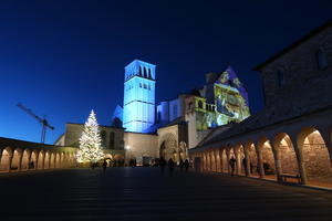 クリスマスの彩り美しいたそがれのアッシジの町 - イタリア写真草子