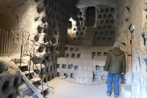 オルヴィエート無数のハト飼育場、地下 岩壁内に５層の通路・洞窟 - イタリア写真草子