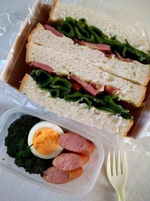 カリカリベーコンとアイスプラントのサンドイッチ弁当 - 東京ライフ
