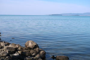 ヒヤシンス咲き青い湖に店開きうれしい近づく春 - イタリア写真草子