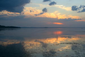 妖しくも美しい雲多い夕焼けのトラジメーノ湖 - イタリア写真草子