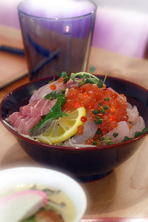 海鮮丼と茶碗蒸し・イチゴのティラミスロール - KICHI,KITCHEN 2