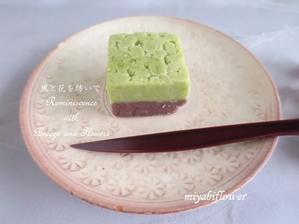 抹茶味の和菓子と銀の菓子楊枝 - 風と花を紡いで