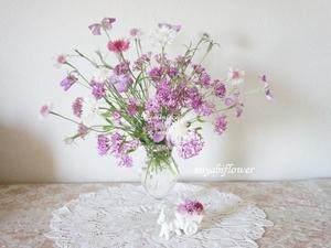 JAのピンクの花を小さめのガラス花器に生け替える - 風と花を紡いで