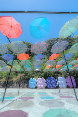 宙に浮く雨傘 - やきとりブログ