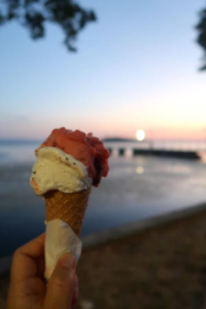 懐かしい店のアイスをたそがれのトラジメーノ湖で - イタリア写真草子
