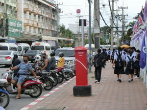  タイの準田舎地方都市の通学の情景 - いわんやブログ