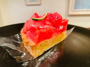 世界一ヘルシーで美味しい“スイカのタルト” - モンプチコションローズとララタルトは文京区にあります。