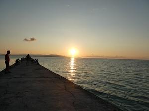 西桟橋に座って、夕陽がゆっくり海に落ちていくのを眺めた贅沢なひととき♪　竹富島3泊4日の旅♪ - ルソイの半バックパッカー旅