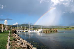 青空に二重の虹 古の戦いの場にトラジメーノ湖 トゥオーロ - イタリア写真草子