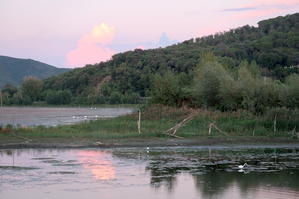 夕日ゆくも雲と湖夕いろで美しいトラジメーノ湖 - イタリア写真草子