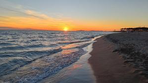 今年初めて泳ぐ海を夕日染めて美しいマレンマの浜 - イタリア写真草子