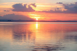 沈む日に色づく空と湖を水鳥のゆくトラジメーノ湖 - イタリア写真草子